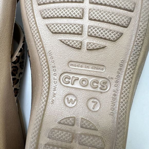 COPY - Crocs Cyprus Leopard Print Strap Woman’s Mini Wedge Size 7 Slides Shoe - Picture 8 of 10